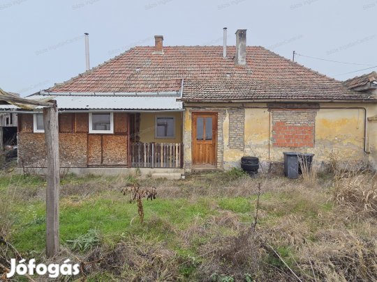 Felújítandó 82nm-es családi ház eladó Kunbaján!