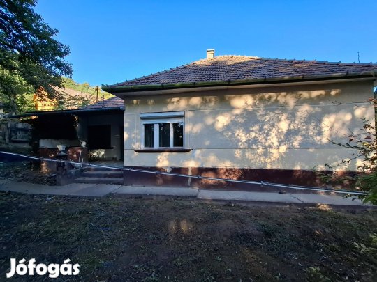 Felújítandó, 3 és fél szobás, családi ház, garázzsal, Úriban eladó!