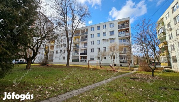 Felújítandó, 4. emeleti 28 m2-es garzon lakás a Dél-Kiliánban eladó!