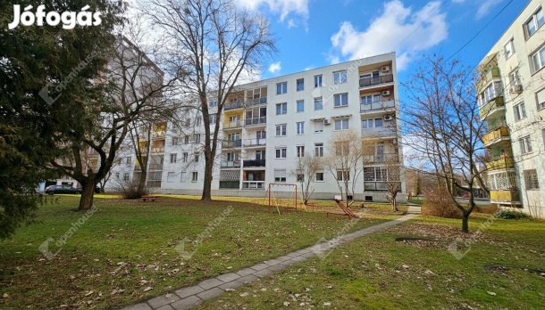 Felújítandó, 4. emeleti 28 m2-es garzon lakás a Dél-Kiliánban eladó!