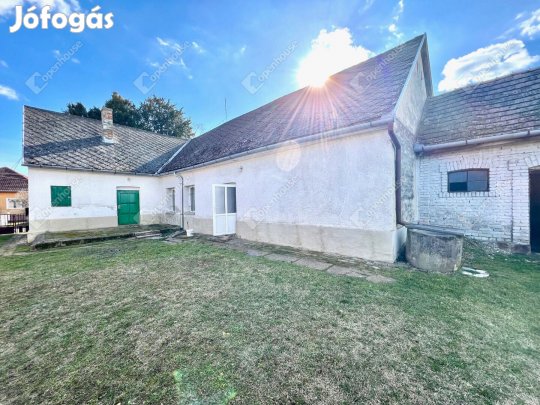 Felújítandó, bővíthető  családi ház eladó  Zamárdiban!