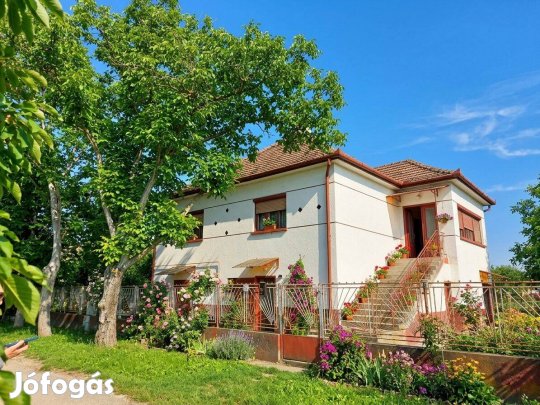 Felújítandó, kétszintes családi ház eladó Solton!