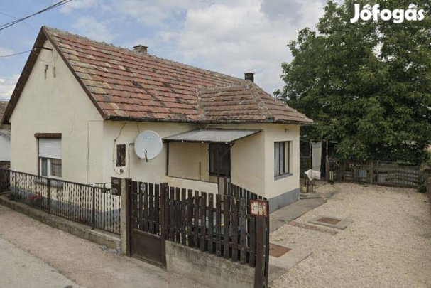 Felújítandó családi ház eladó Feketehegyen