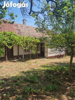 Felújítandó családi ház nyugalomra vágyó családoknak eladó!