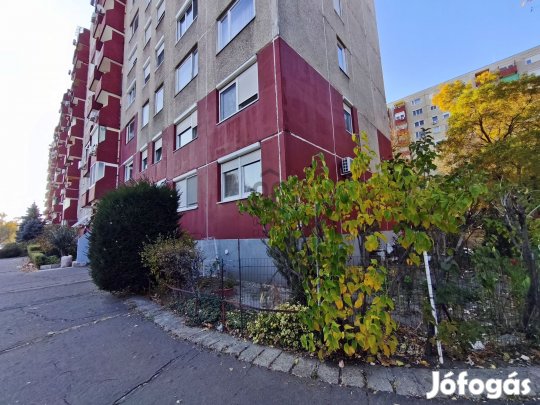 Felújítandó erkélyes, átalakított panellakás