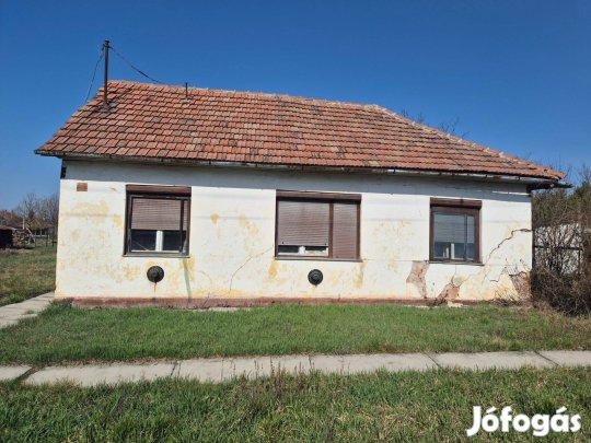 Felújítandó ház eladó