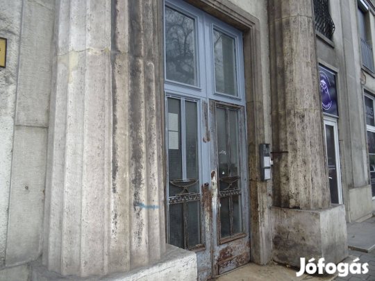 Felújítandó lakás Győr-Belvárosban saját parkolóhellyel