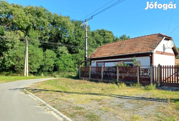 Felújítandó otthon Tégláson - csendes utcában, nagy telken