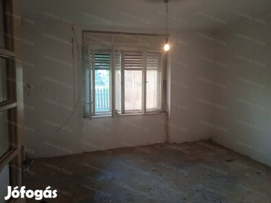 Felújítandó vályogház csendes utcában eladó