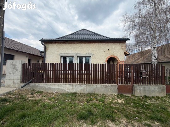 Felújítás alatt álló, közel kész családi ház Kocson