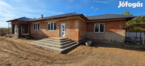 Felújítás alatt álló családi ház eladó Nyírbátorban