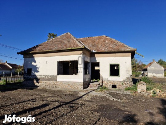 Felújításra előkészített 80 m-es családi ház eladó Abonyban
