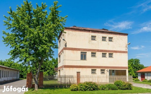 Felújításra szoruló irodaház eladó Dunaföldváron!