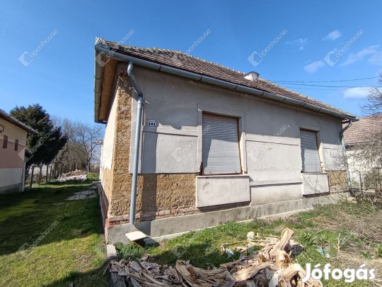 Felújításra váró családi ház Segesd központjában