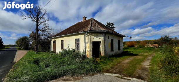 Felújításra váró épület Zalabaksán  igazi kihívás kreatív kezeknek!