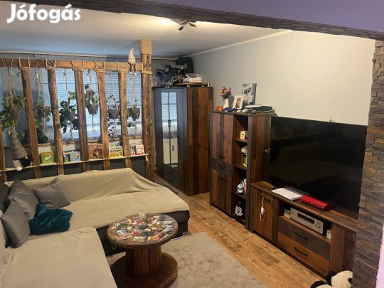Felújított 1+ félszoba hallos panel lakás