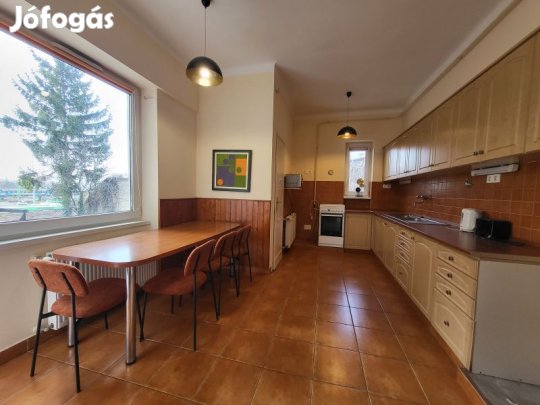 Felújított 1.emeleti téglalakás