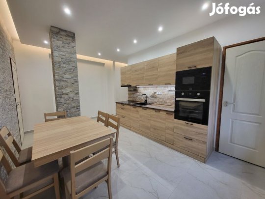 Felújított 2. emeleti téglalakás Komlón