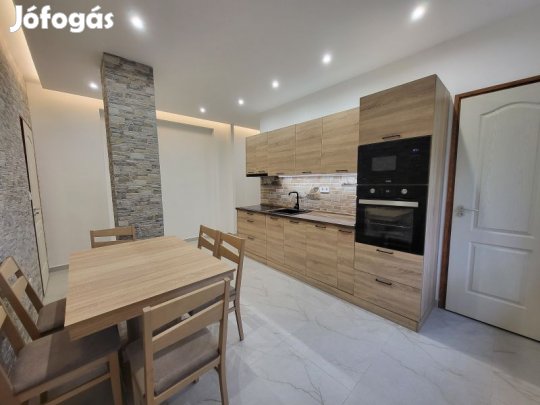 Felújított 2. emeleti téglalakás Komlón