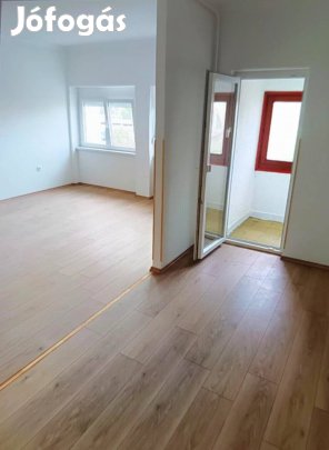 Felújított 42m 1,5 szobás lakás Szombathelyen eladó. 