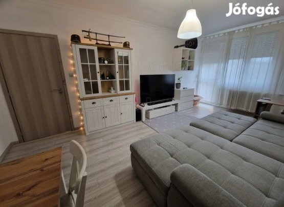 Felújított 54 m-es téglalakás eladó kiváló lokációval!