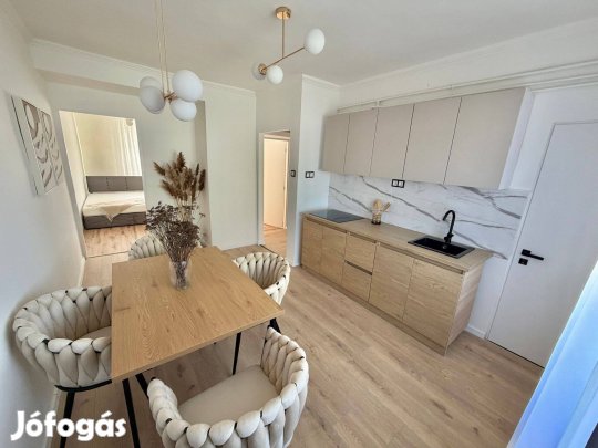 Felújított,Nappali +2szobás,erkélyes, 2.emeleti, Bútorzattal,Garázzsal