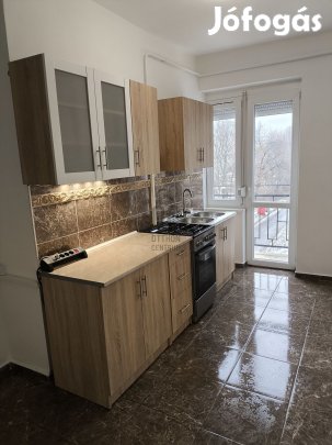 Felújított, 2 szobás tégla lakás várja Önt Pécs keleti városrészében.