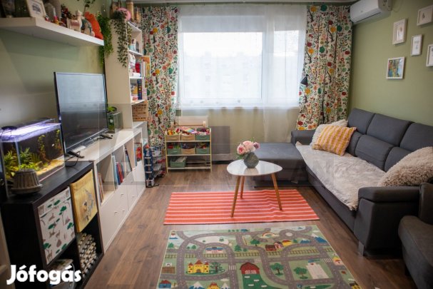 Felújított, 4 szobás panel!