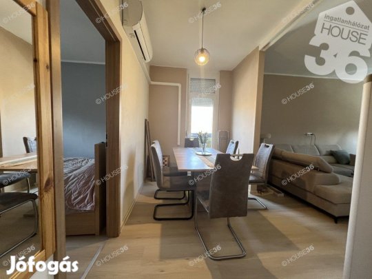 Felújított, III. emeleti, erkélyes lakás Kecskeméten!