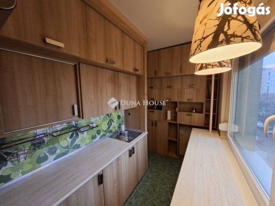 Felújított, bútorozott, erkélyes lakás Szegeden!