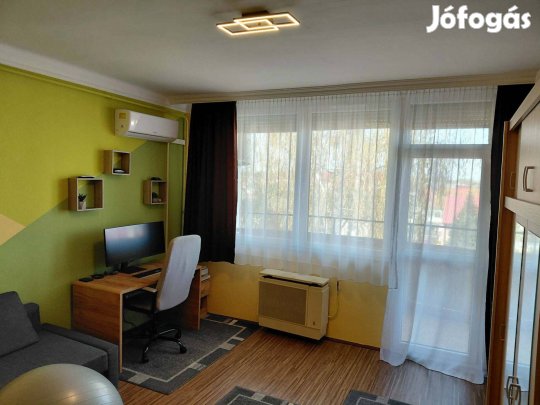 Felújított, bútorozott, gépesített garzon lakás, azonnal költözhető!
