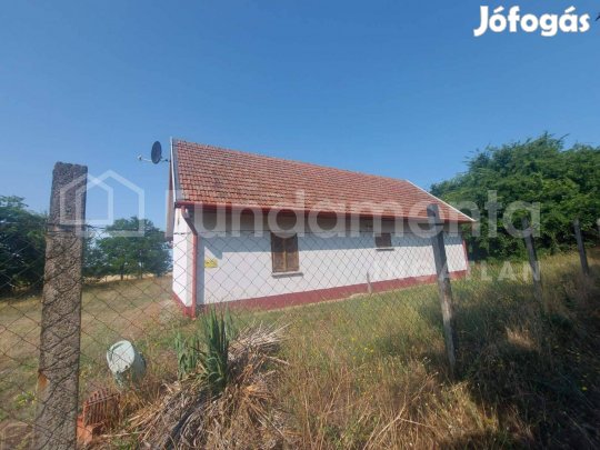 Felújított, bútorozott tanya eladó