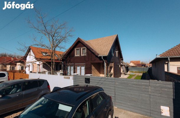 Felújított, családbarát gerendaház eladó nyugodt kertvárosi környezetb