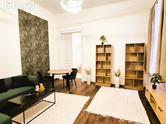 Felújított, csendes otthon a belváros szívében