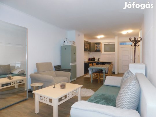 Felújított, első emeleti erkélyes lakás eladó a nyugati városrészben!