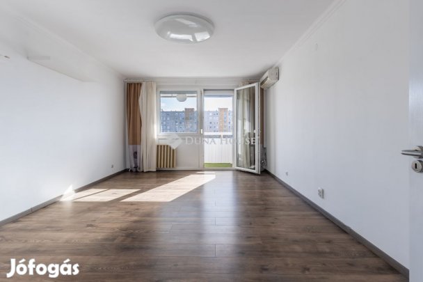 Felújított, erkélyes 1+2 félszobás lakás a Városház térnél