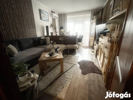 Felújított, erkélyes 3 szoba + hall, zöldövezeti kilátással! 