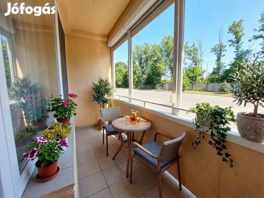 Felújított, erkélyes, földszinti lakás eladó Dunaföldváron!