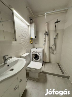Felújított, erkélyes garzonlakás eladó