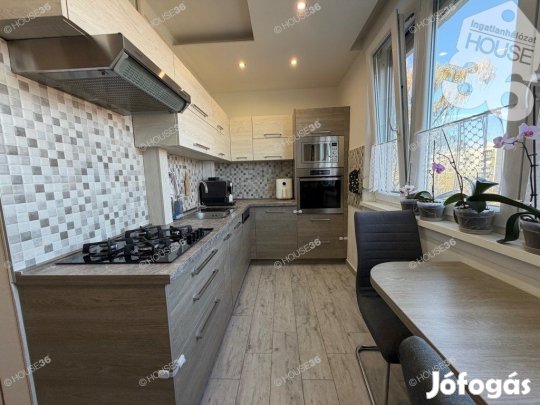 Felújított, erkélyes lakás eladó Széchenyivárosban!