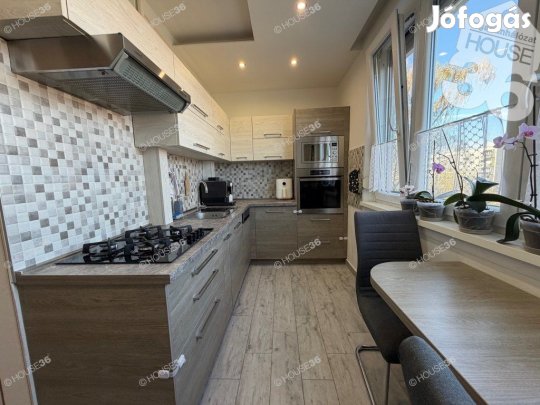 Felújított, erkélyes lakás eladó Széchenyivárosban!