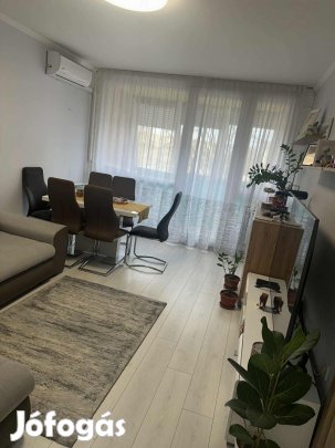 Felújított, erkélyes lakás eladó.