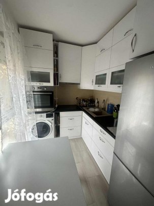 Felújított, erkélyes lakás eladó.