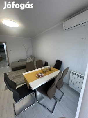 Felújított, erkélyes lakás eladó.