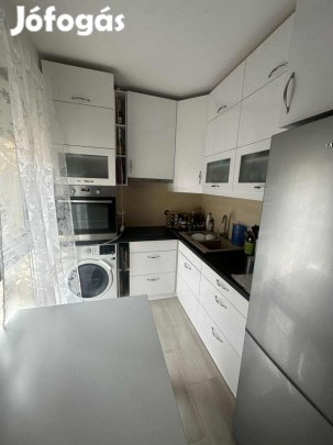 Felújított, erkélyes lakás eladó.