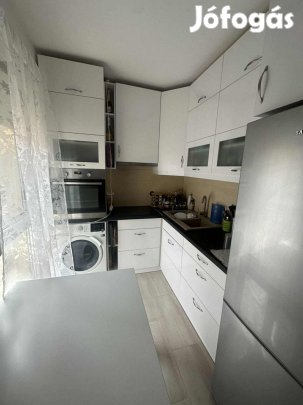 Felújított, erkélyes lakás eladó.