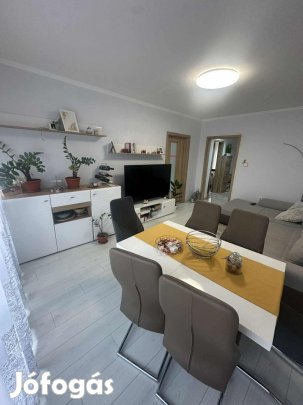 Felújított, erkélyes lakás eladó.
