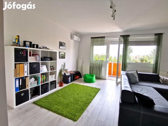 Felújított, erkélyes lakás eladó a nyugati városrészben!