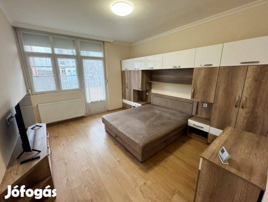 Felújított, erkélyes lakás kiadó a Toldi utcán! Azonnal költözhető!