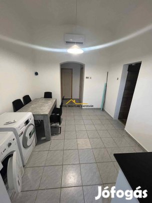 Felújított, földszinti téglalakás!